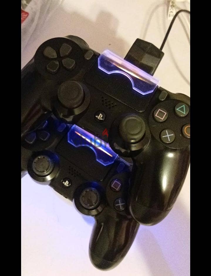PS4 slim + 2 original controllers + 8 discs 1