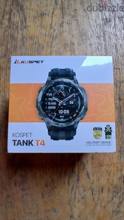 هذه الساعة هي KOSPET TANK T4