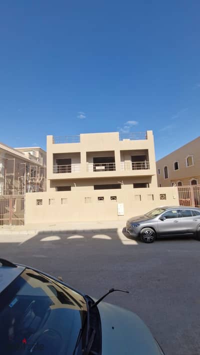 Pavilion Compound - Building divided into 6 apartments