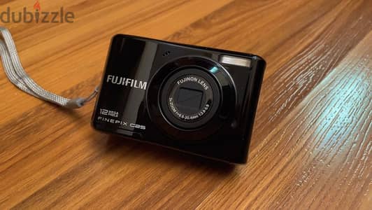 كاميرا جديده مع جميع الاكسسوارات الموضحه في الصور FUJiFILM Finepix C25
