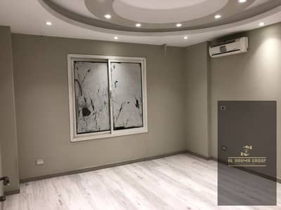 Available for rent (New Law) in Al Rehab: a 136-square-meter ground-floor apartment (without a garden). It features custom kitchen finishes and one ai