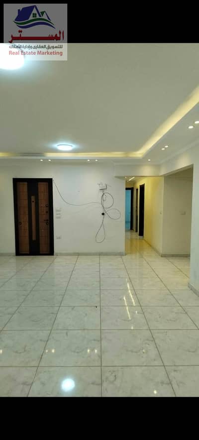 شقة ثلاث غرف ورسبشن ومطبخ و2 حمام دور ثامن اسانسير العمارة بها 2 اسانسير على شارع مهدي عرفة الرئيسى آخر مصطفى النحاس