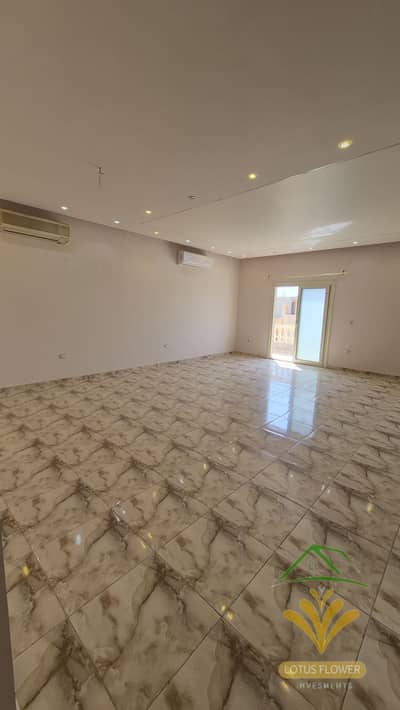 Apartment for rent with kitchen and air conditioning in Al-Qarnfal Villas in front of Gate 24 Al-Rehab