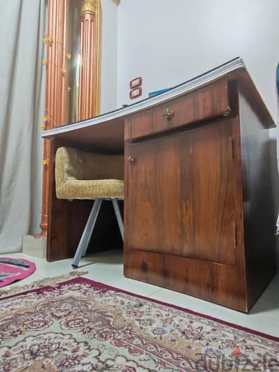 مكتب عمولة مستعمل بحالة جيدة