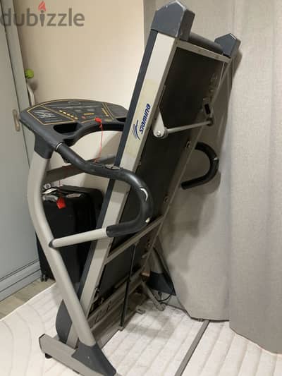 Treadmill بحالة جيده سبب البيع عدم استخدامها تعمل بكفاءة