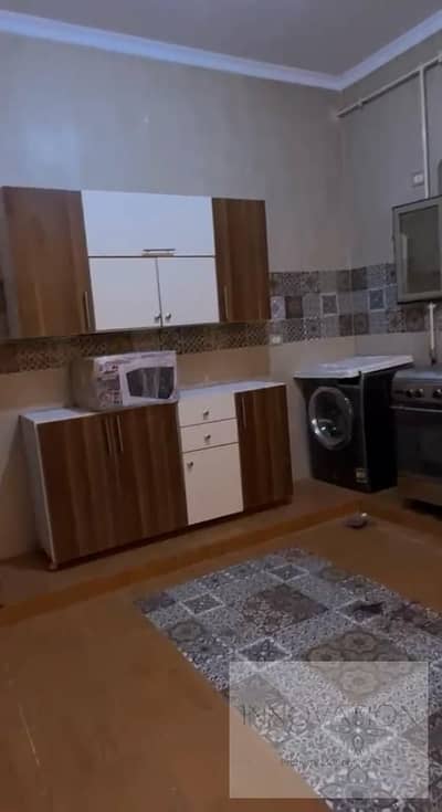 شقه مفروشه للايجار مساحة ١٨٠ مترفي البنفسج 2 بالتجمع الاول شرقي بحري غرفتين نوم واحده رءيسيه والاخري شبابي جاهزه للسكن مباشره
