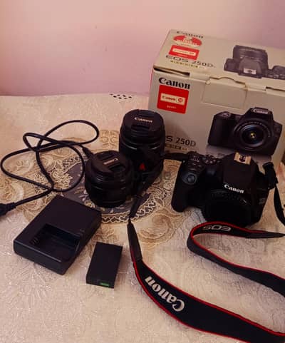 كاميرا Canon 250 d مع لينس بتاعتها ومع عدسة 50 mm