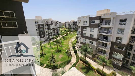 Apartment for sale in Madinaty, in the prestigious B12 phase, a rare find. 200 square meters, prime location in block 121, close to services, steps from East Hub and Craft Zone. A bargain price!