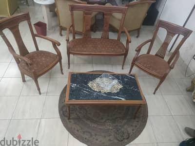 طقم كنبة وكرسيين