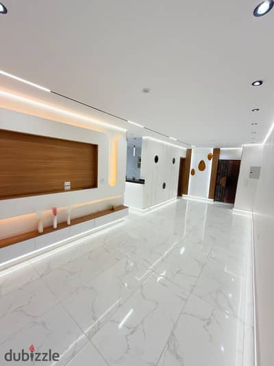 الشقه ١٤٥ متر ببلكونه تانى نمره من شارع البوابة التانيه الرئيسى من المواقع الحيويه بحدائق الأهرام