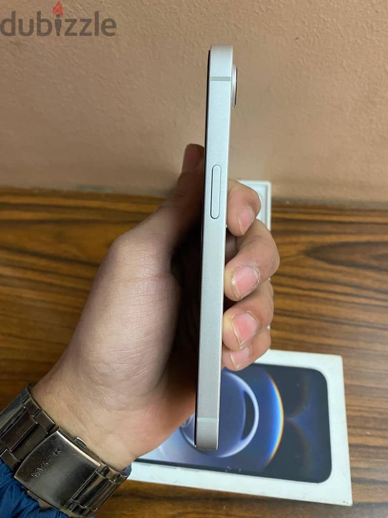 iphone 16e.         ايفون ١٦ اي 3