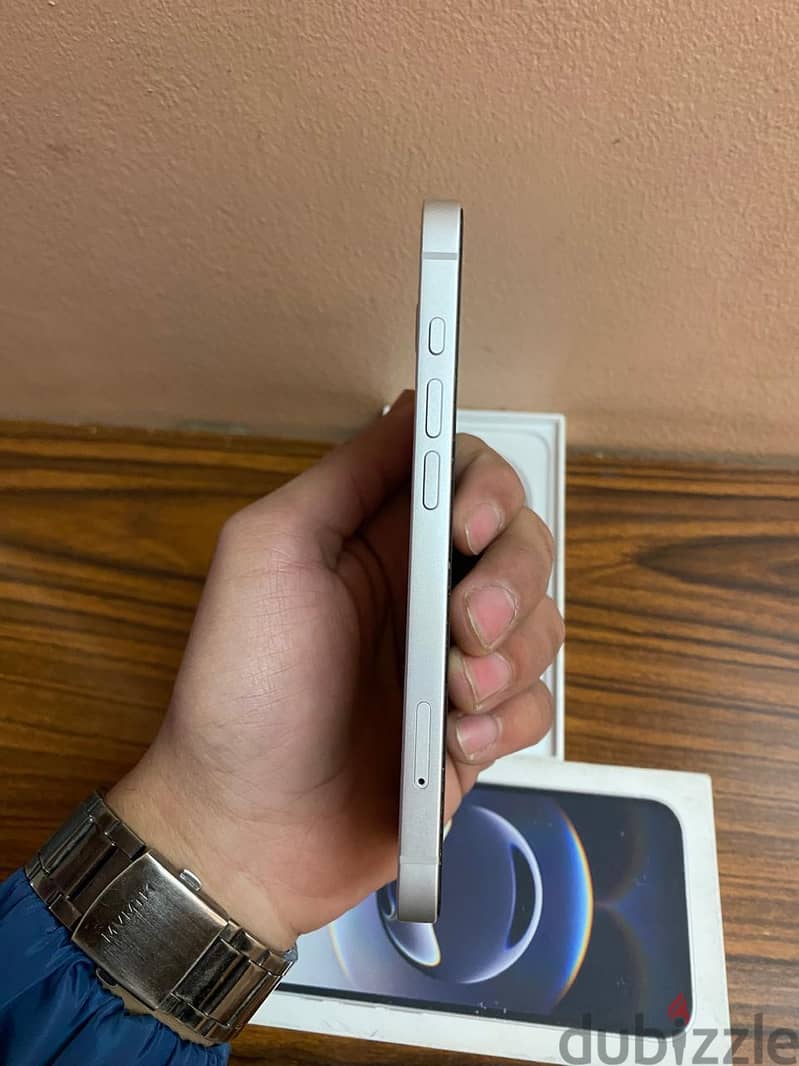 iphone 16e.         ايفون ١٦ اي 4