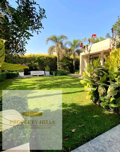 Fully finished villa with 7 bedrooms, in a prime location, wall-to-wall with Madinaty and very close to El Shorouk.