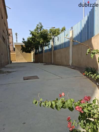 مصنع ملابس للبيع في العبور المنطقة الصناعية الأولي ١٣٠٠ متر