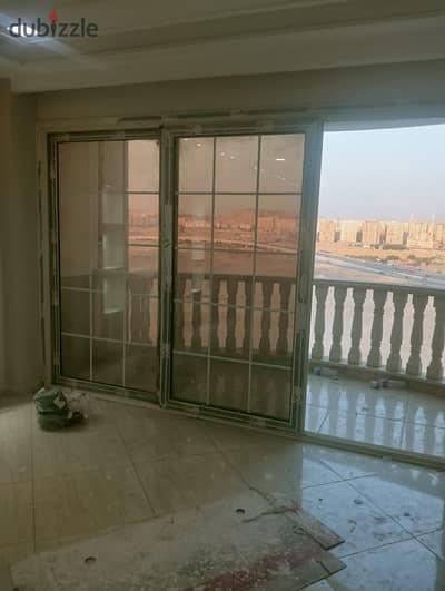 Administrative office for rent, 220 sqm, high-end ("super-lux") finish, located in Zahraa El Maadi on the main Carrefour Street.