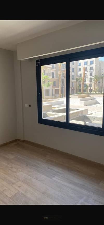 شقة  للايجار أرضي بحديقة 149م + جاردن 65م | Village West – الشيخ زايد مطبخ وتكيفات و جاردن معموله