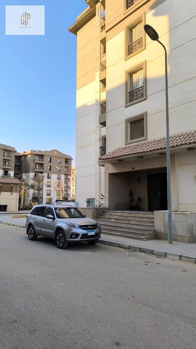 Apartment for sale in Al-Andalus inside a compound with a very distinctive location and an open view of the La Cazar compound