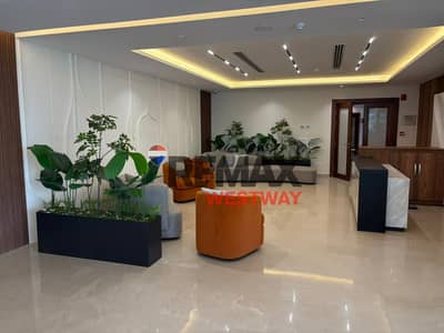 مكتب للايجار متشطب بالتكيفيات علي المحور 245م مول بجوار كابيتال بيزنس بارك الشيخ زايد Office for rent, finished with AC, on the 245m axis, next to Cap