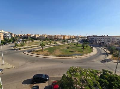 فرصة مميزة جداً بسعر محروق شقة للبيع دور متكرر بإطلالة مفتوحة على الشارع الرئيسي في الحي الثامن  -  الشيخ زايد