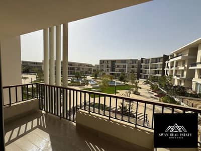 للإيجار بأرقى موقع في Pyramids Hills | شقة 3 غرف + غرفة ناني شاملة المطبخ والتكييفات بالكامل  | جراج خاص لسيارتين | تشطيب وإطلالة مميزة بسعر 53 الف