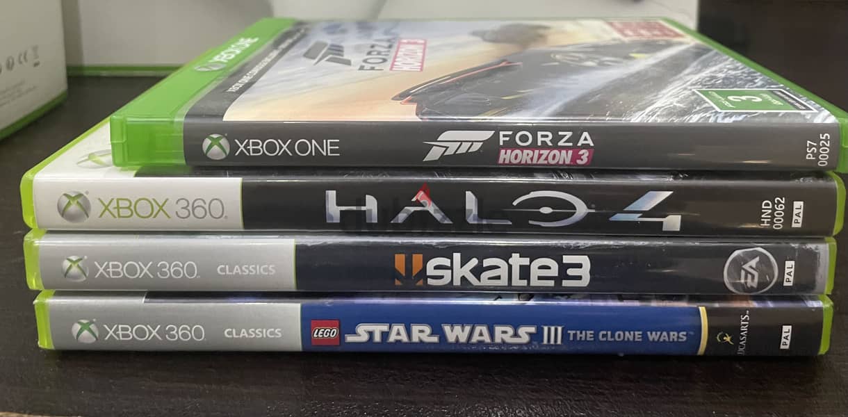 Xbox One S 1TB + 2 Controllers + 4 Games 4