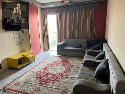 شقة مفروشة للإيجار في زهراء المعادي الشطر الثامن 160م دور سابع 3 غرف و2 حمام ومكيفة بالكامل وفيو مفتوح وأجهزة كاملة.