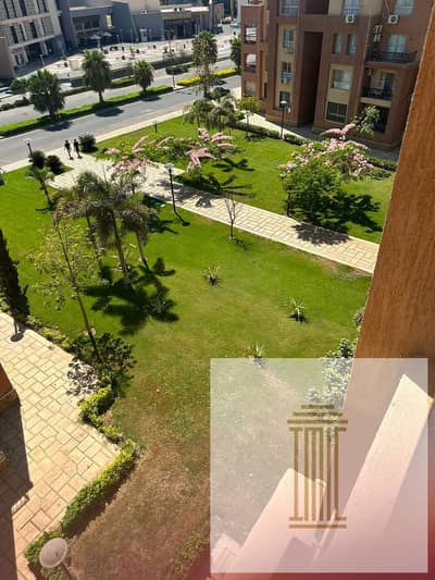 فرصة استثمارية وسكنية راقية في مدينتي | للبيع شقة 100م في B8امتلك شقة مميزة بأرقى مراحل مدينتي (B8)، تتمتع بإطلالة مزدوجة ساحرة تجمع بين المساحات الخض