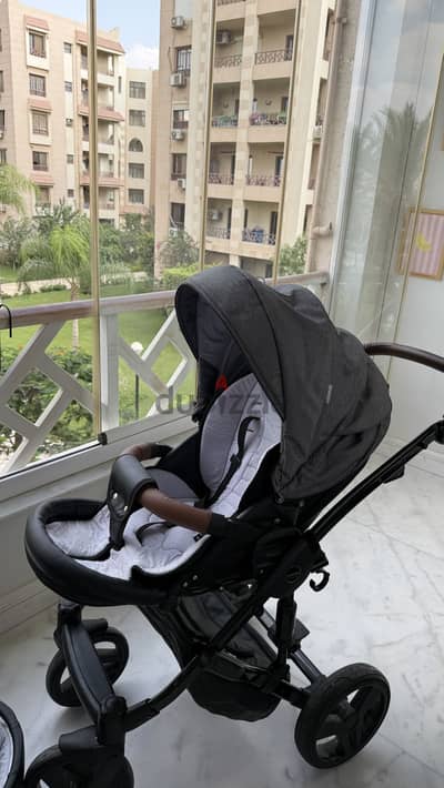 عربة طفل قطعتين