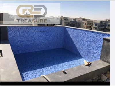 Penthouse with pool in Galleria Moon Valley