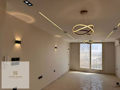 شقه للايجار فيTaj City نصف مفروشه اول سكن سعر مميز