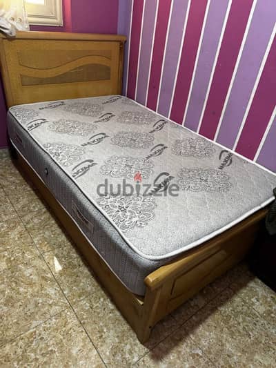 سرير مع مرتبه