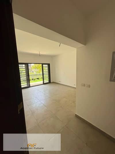 Apartment with a private garden for sale, ready for immediate delivery, located in a prime spot within a compound directly on the Desert Road.