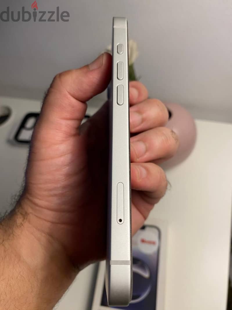 Apple - iPhone 16e 1