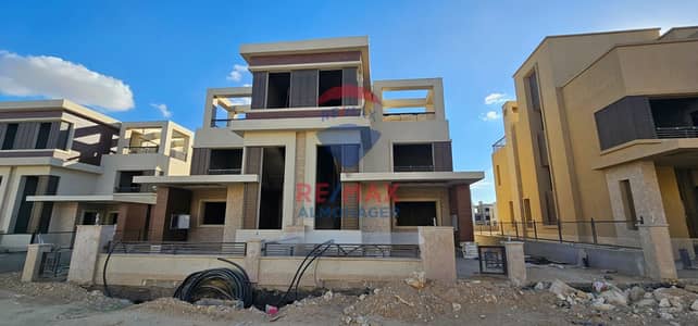 BEAUTIFUL TWIN HOUSE FOR SALE | KINGSRANGE – NEW GIZA  Spacious Layout | 4 Master Bedrooms | Prime Location  A beautiful Twin House for sale in Kings