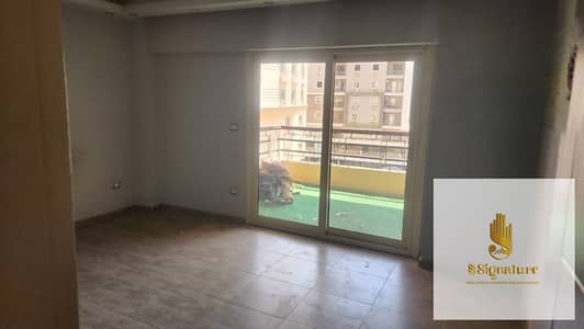 Apartment for rent, ultra-super-lux finishing, in Hayat Al-Hadaba Al-Wusta Compound, Mokattam, open view overlooking the street.