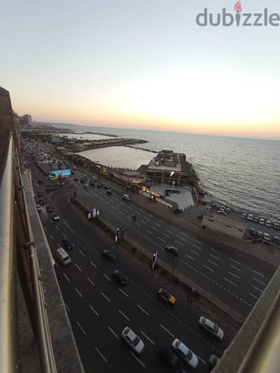 شقة للبيع صف اول بحر لوران