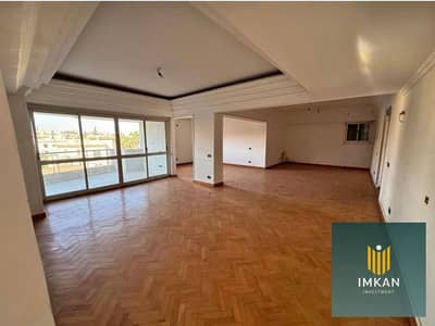 Apartment for sale with a 20% discount, featuring hotel-style finishing and air conditioning included. Located in a compound in Heliopolis, behind Cit