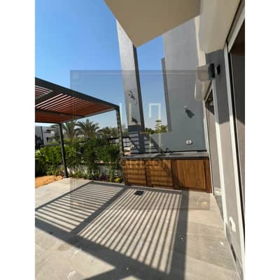 تاون كورنر4غرف + اسانسير نص مفروش للايجار فى كمبوند هايد بارك townhouse for rent in Hyde Park Compound.