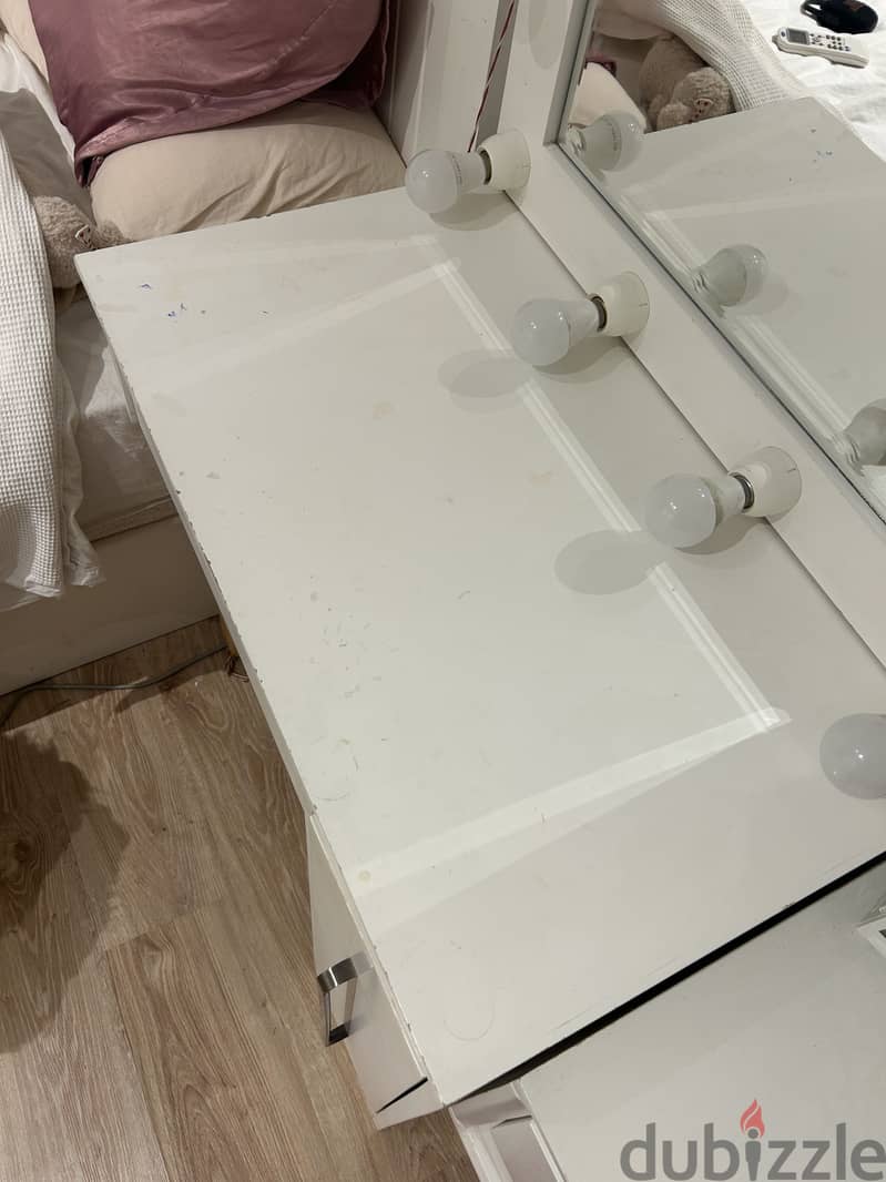 White Vanity Table with Hollywood Mirror 1