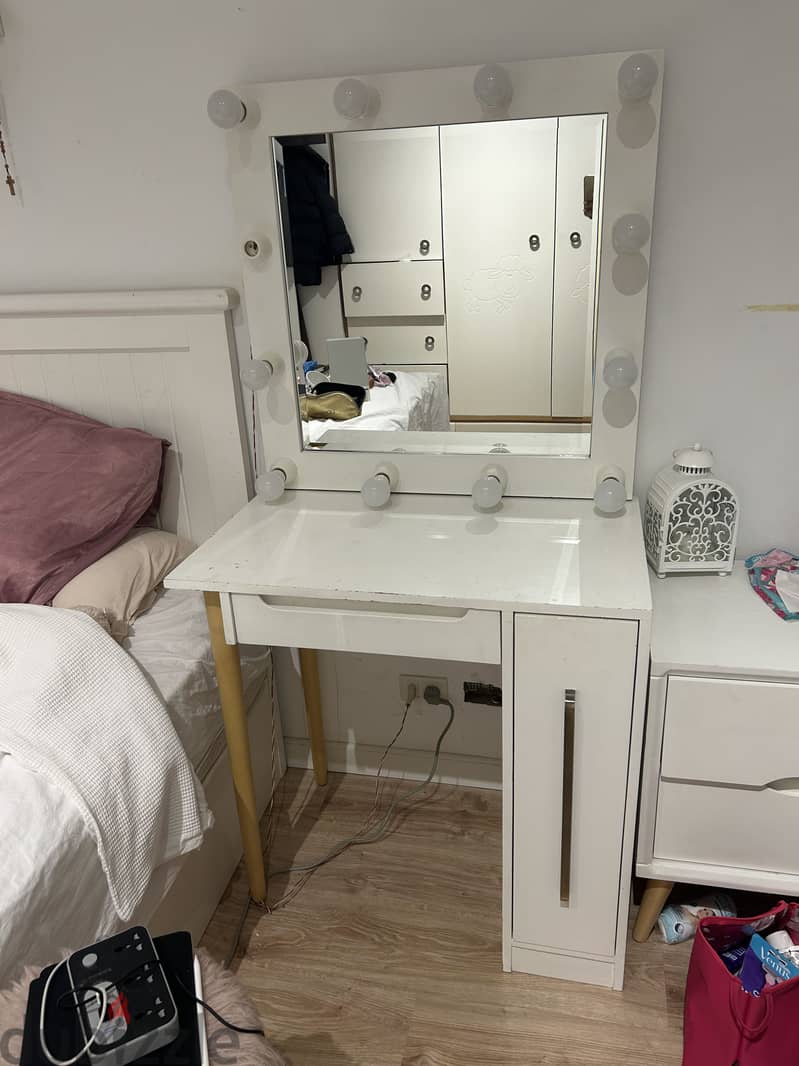 White Vanity Table with Hollywood Mirror 2