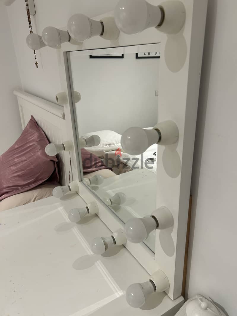 White Vanity Table with Hollywood Mirror 3