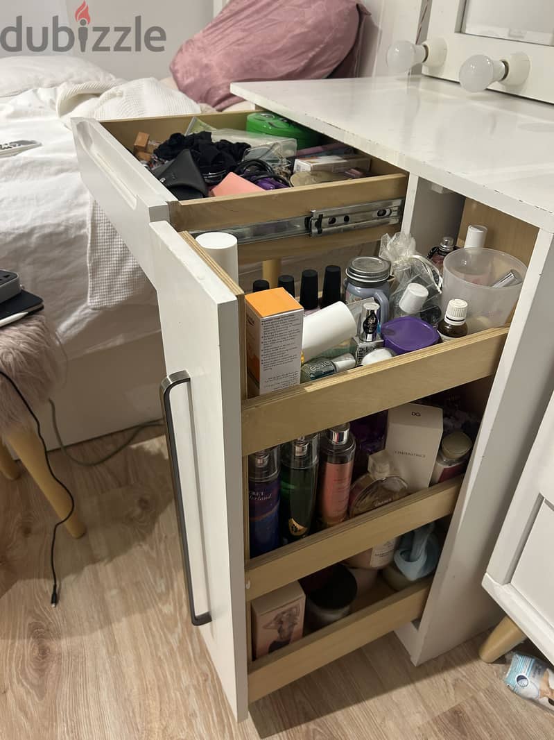 White Vanity Table with Hollywood Mirror 4