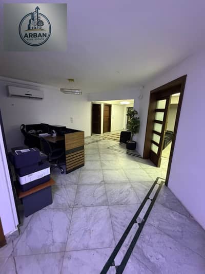 Opportunity for major companies, administrative and commercial headquarters, and clinics Apartment for sale with a commercial license Ground floor with a private entrance 300 m net with free space in Zahraa Al-Maadi, the seventh section, a distinguished and upscale location, easily accessible next to the ring road