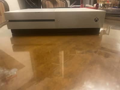 Xbox One S 1TB بحالة ممتازة + الألعاب - للبيع أو البدل بـ Series S