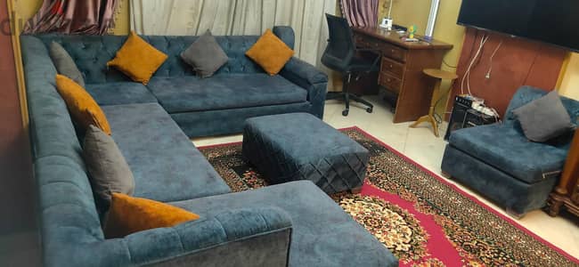 ركنة L مودرن فاخرة باللون الكحلي + فوتيه وبوف