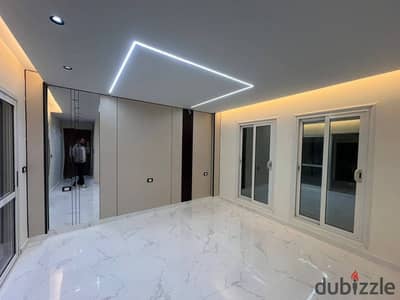 شقة مميز افضل تقسيط وسعر علي 12 سنة تقسيط للبيع فيو بانورامي علي center park وبخصم 50 % علي محور الامل مباشرة بجوار مدينتي وماونتن فيو