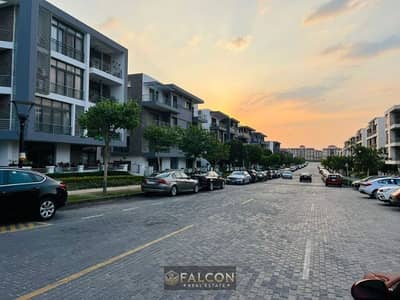 شقه كورنر بحرى للبيع داخل ارقي كمبوند taj -city بخصم 50% لفتره محدوده دقايق لمطار القاهره فى التجمع الاول