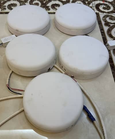 عدد(٨)كشاف إضاءة LED سقف ( دائرية ومربعة)