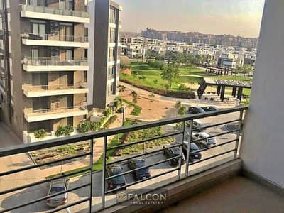 شقه للبيع اخرمرحله داخل ارقي كمبوند taj -city  وجهه بحرى فى التجمع الاول استلام قريب بخصم 50 %