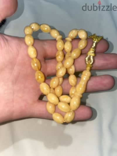 سبحتبن قدام جدا اكثر من ٣٠ سنه للبيع لعدم لحاجه ليها ا